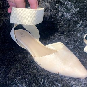 Beige simply Vera by Vera wang ankle pointed toe flat